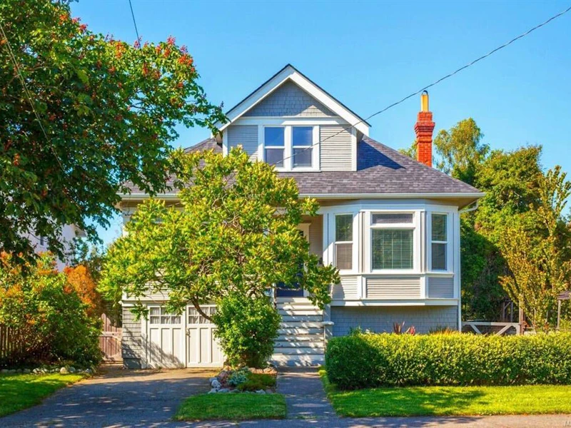 1726 Carrick Street, Victoria BC V8R 2M2