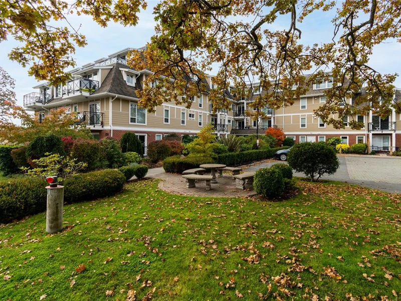 105 - 4536 Viewmont Avenue, Saanich BC V8Z 5L2