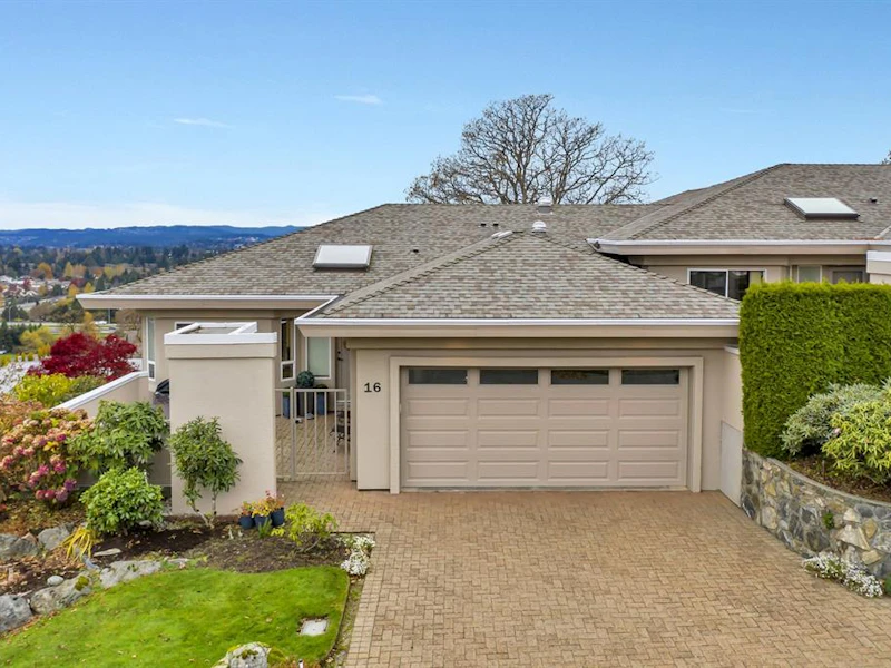 16 - 881 Nicholson Street, Saanich BC V8X 5C5