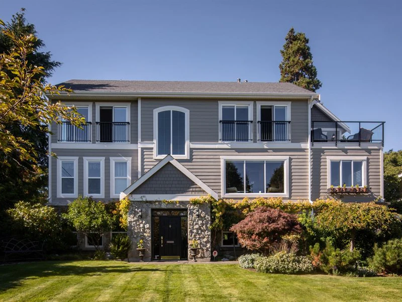 1524 Montgomery Avenue, Victoria BC V8S 1T4