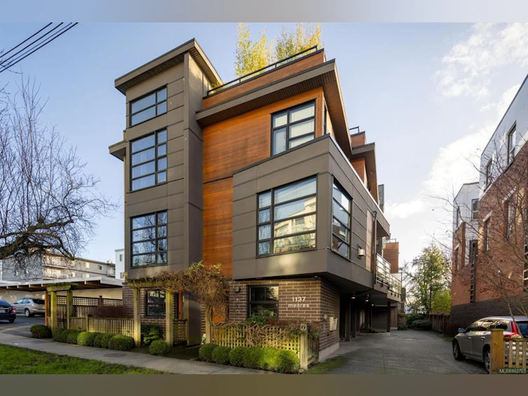 2-1137 Meares Street, Victoria, BC, V8V 3J9