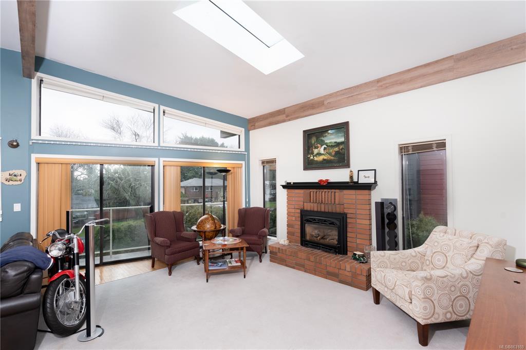 998 Mcbriar Avenue, Saanich, BC, V8X 3M2