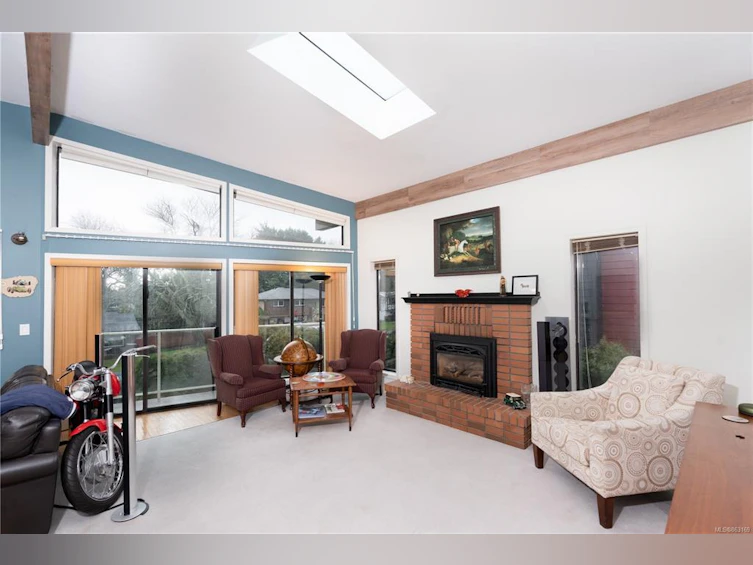 998 Mcbriar Avenue, Saanich, BC, V8X 3M2
