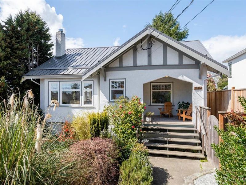 2584 Empire Street, Victoria BC V8T 3M6
