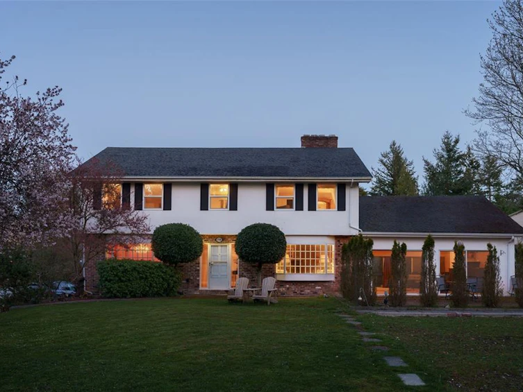 1908 Ferndale Road, Saanich, BC, V8N 2Y3