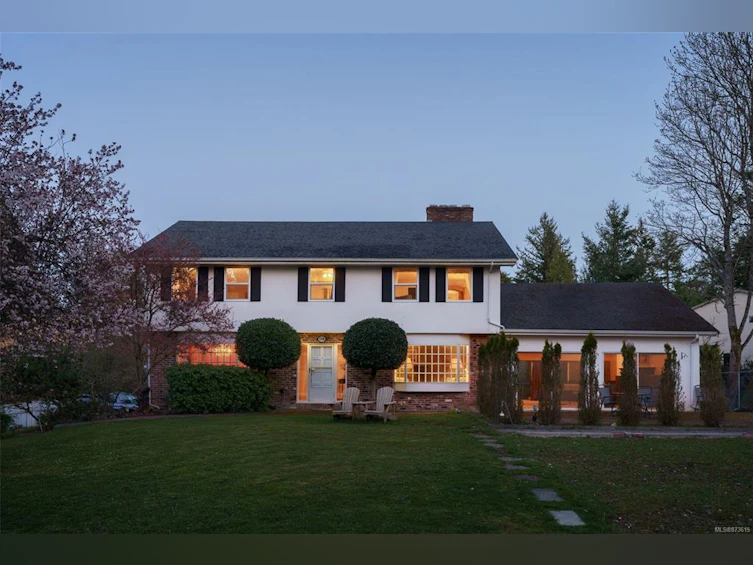 1908 Ferndale Road, Saanich, BC, V8N 2Y3
