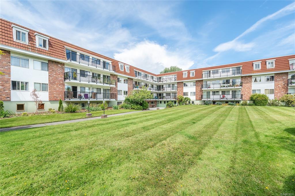 129-1680 Poplar Avenue, Saanich, BC, V8P 4K7