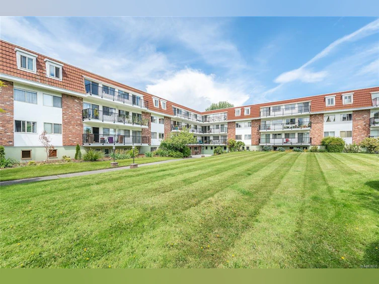 129-1680 Poplar Avenue, Saanich, BC, V8P 4K7