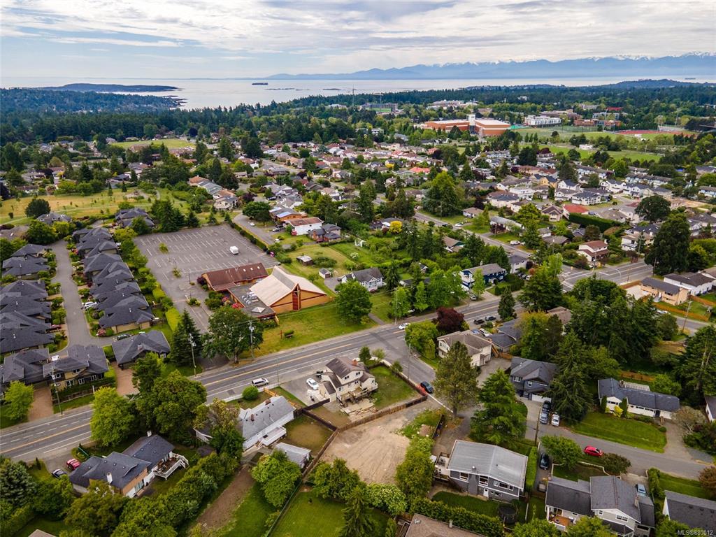 1888 Ventura Way, Saanich, BC, V8N 3X9 - 2