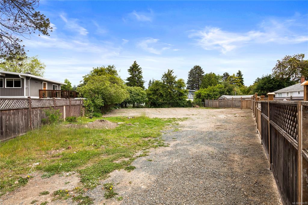 1888 Ventura Way, Saanich, BC, V8N 3X9 - 3