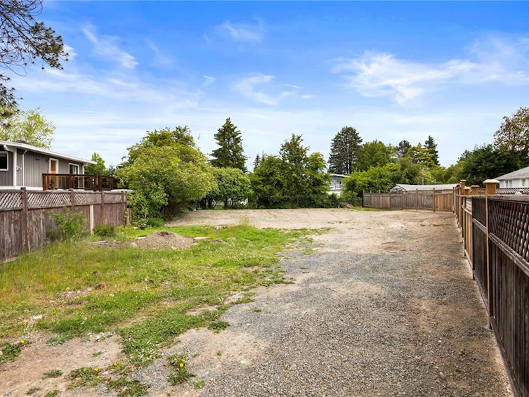 1888 Ventura Way, Saanich, BC, V8N 3X9 - 3
