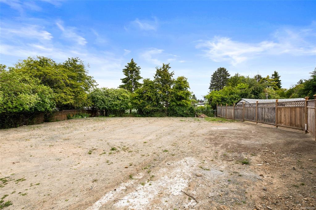 1888 Ventura Way, Saanich, BC, V8N 3X9 - 4