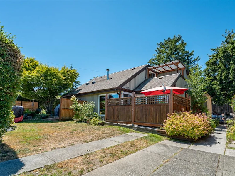 2306 Fernwood Road, Victoria BC V8T 2Z5