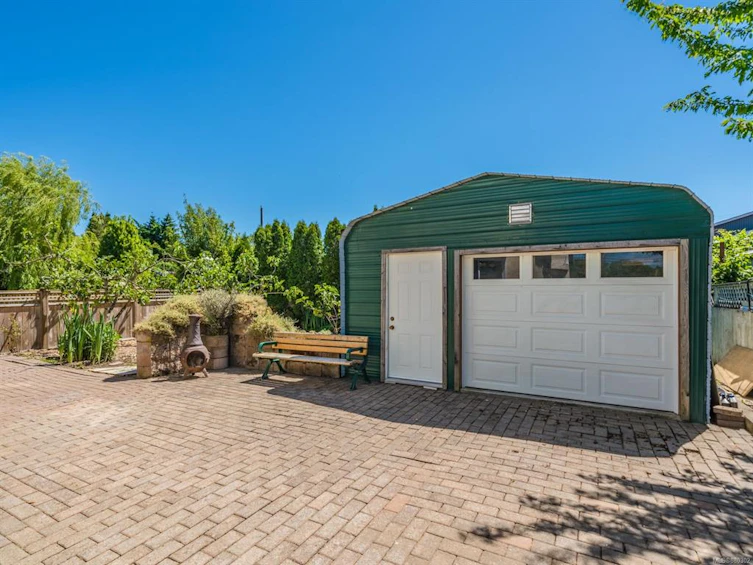 1755 Newton Street, Saanich, BC, V8R 2R1 - 3