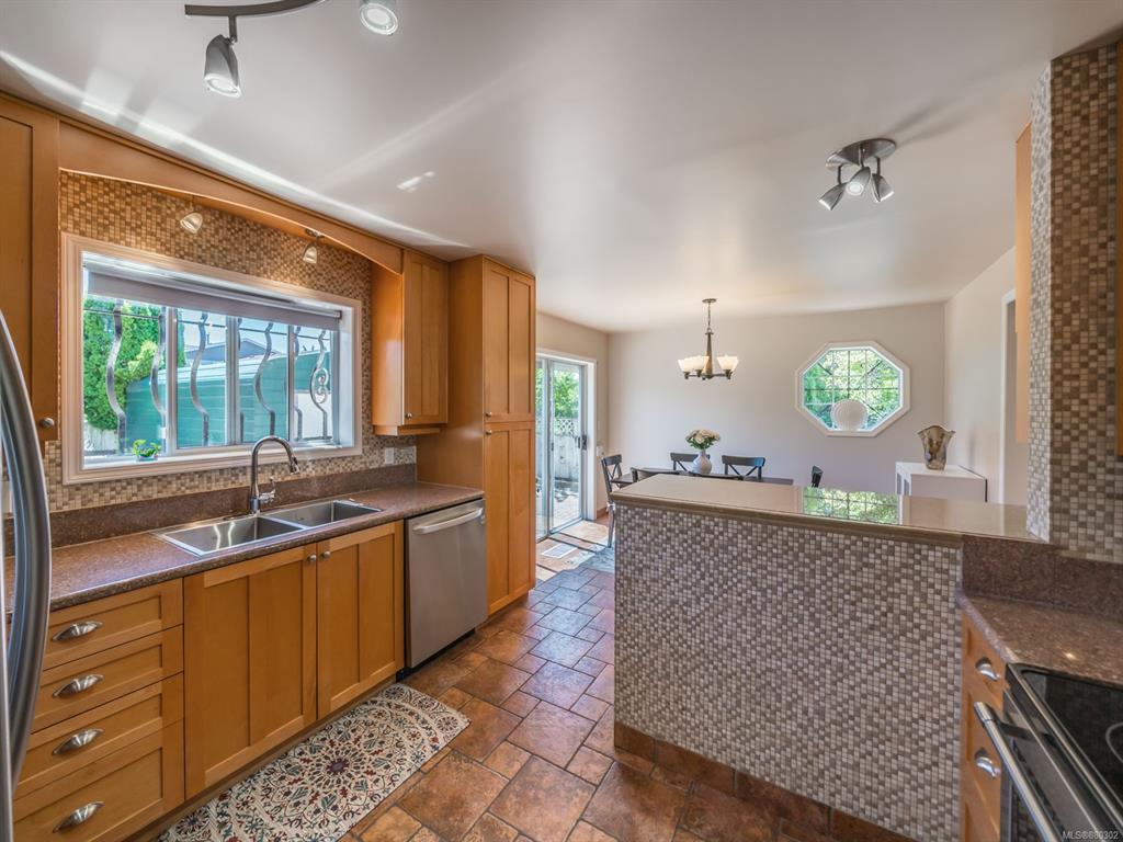 1755 Newton Street, Saanich, BC, V8R 2R1 - 20