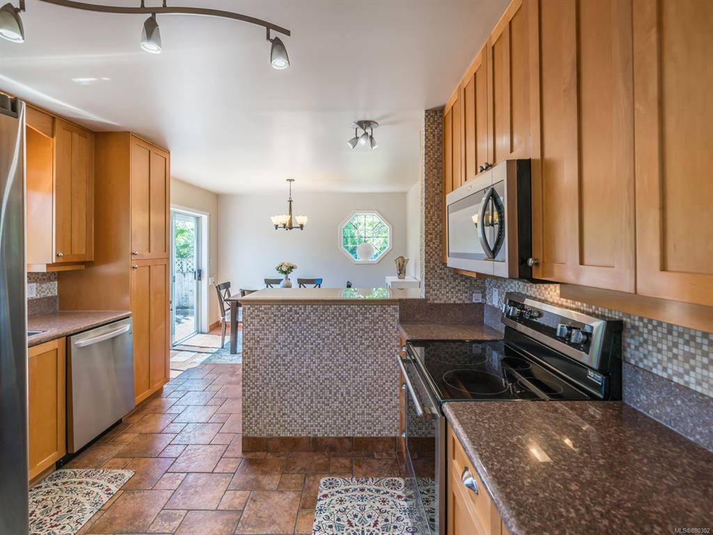 1755 Newton Street, Saanich, BC, V8R 2R1 - 21