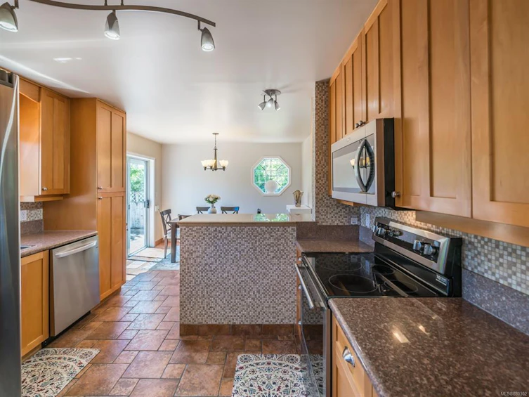 1755 Newton Street, Saanich, BC, V8R 2R1 - 21