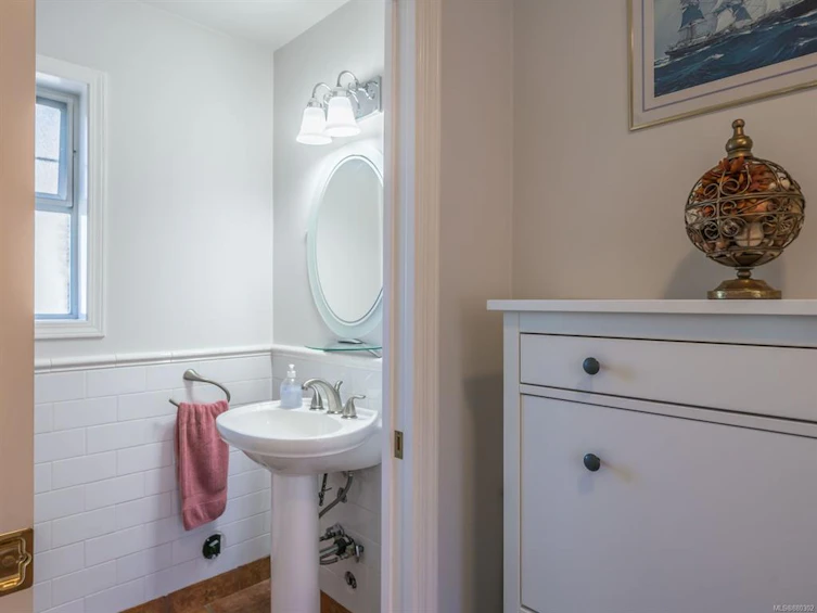1755 Newton Street, Saanich, BC, V8R 2R1 - 25