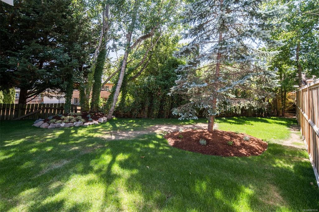 10214 Robinia Place, Sidney, BC, V8L 4M3 - 35