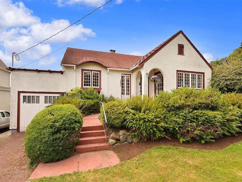 2857 Dewdney Avenue, Oak Bay BC V8R 3M5