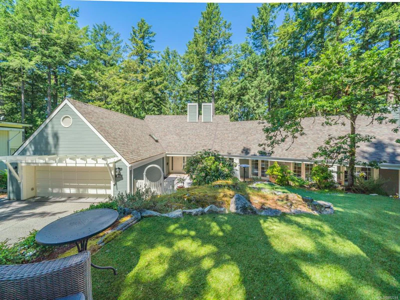 973 Owlwood Place, Saanich BC V8X 4T3