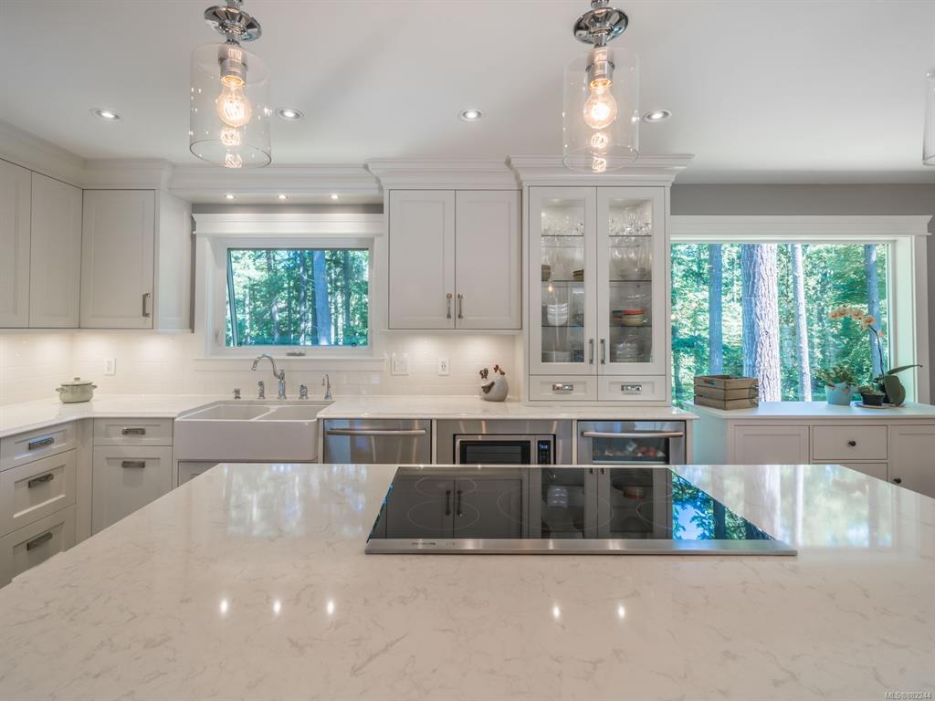 973 Owlwood Place, Saanich, BC, V8X 4T3 - 8