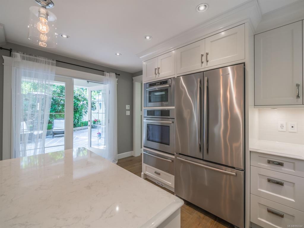 973 Owlwood Place, Saanich, BC, V8X 4T3 - 9