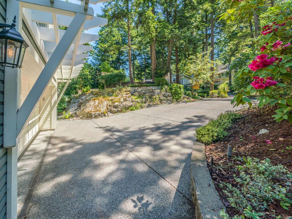 973 Owlwood Place, Saanich, BC, V8X 4T3 - 33