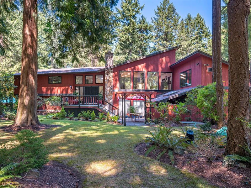 888 Falkirk Avenue, North Saanich BC V8L 5G8