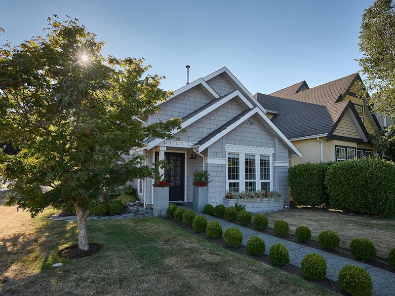 9860 Seventh Street, Sidney BC V8L 2V7