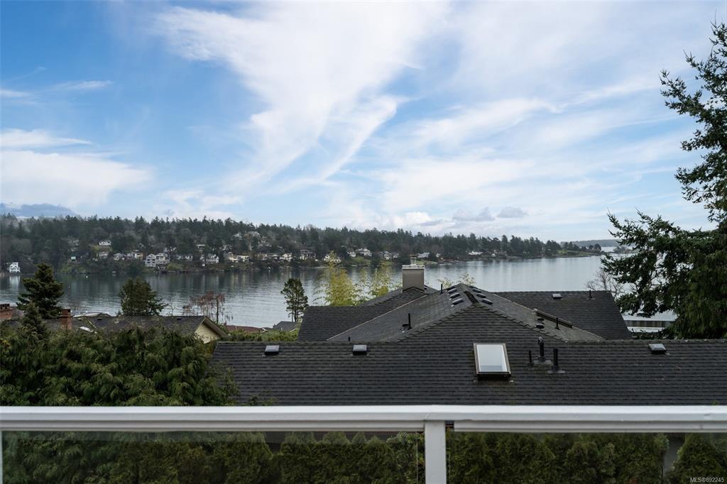 3735 Cadboro Bay Road, Saanich, BC, V8P 5E2