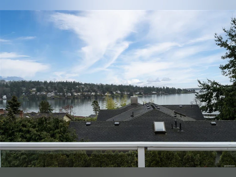 3735 Cadboro Bay Road, Saanich, BC, V8P 5E2