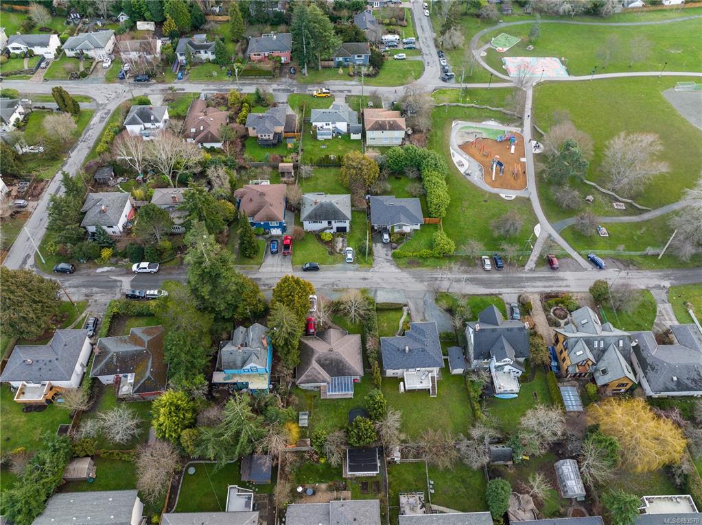1762 Kisber Avenue, Saanich, BC, V8P 2W7 - 13
