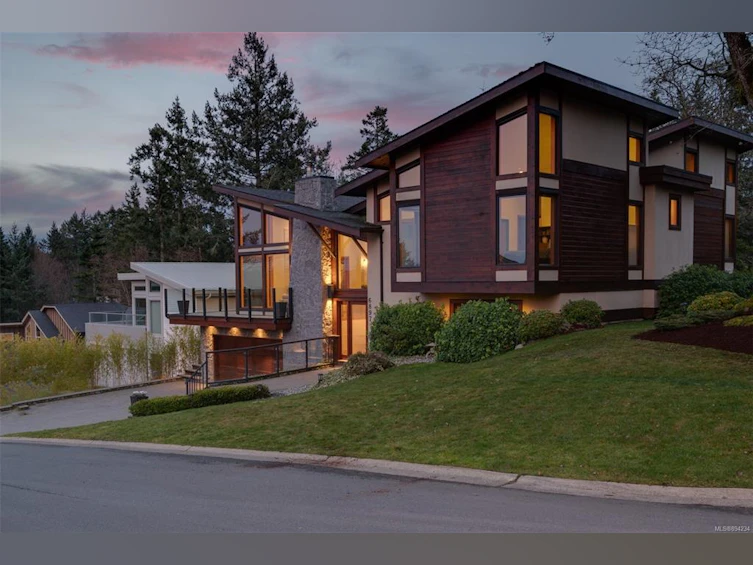 6897 Mckenna Court, Central Saanich, BC, V8M 1J2