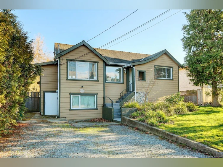 2963 Albina Street, Saanich, BC, V9A 1Z2