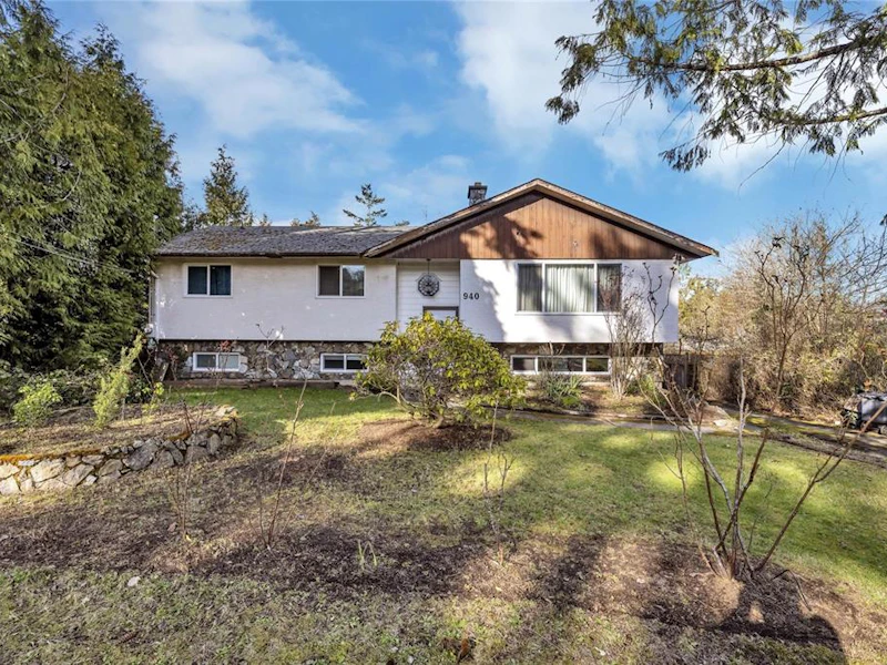940 Violet Avenue, Saanich BC V8Z 2R6