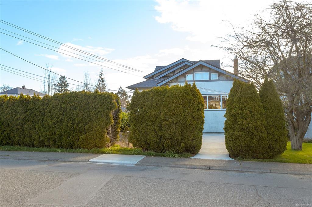 1067 Hampshire Road, Oak Bay, BC, V8S 4S8
