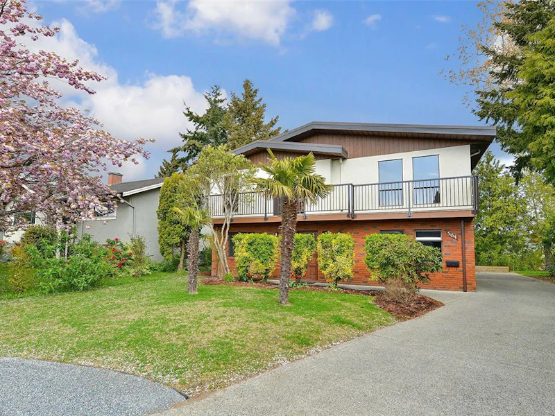 564 Fermoy Place, Saanich BC V8Z 6N2
