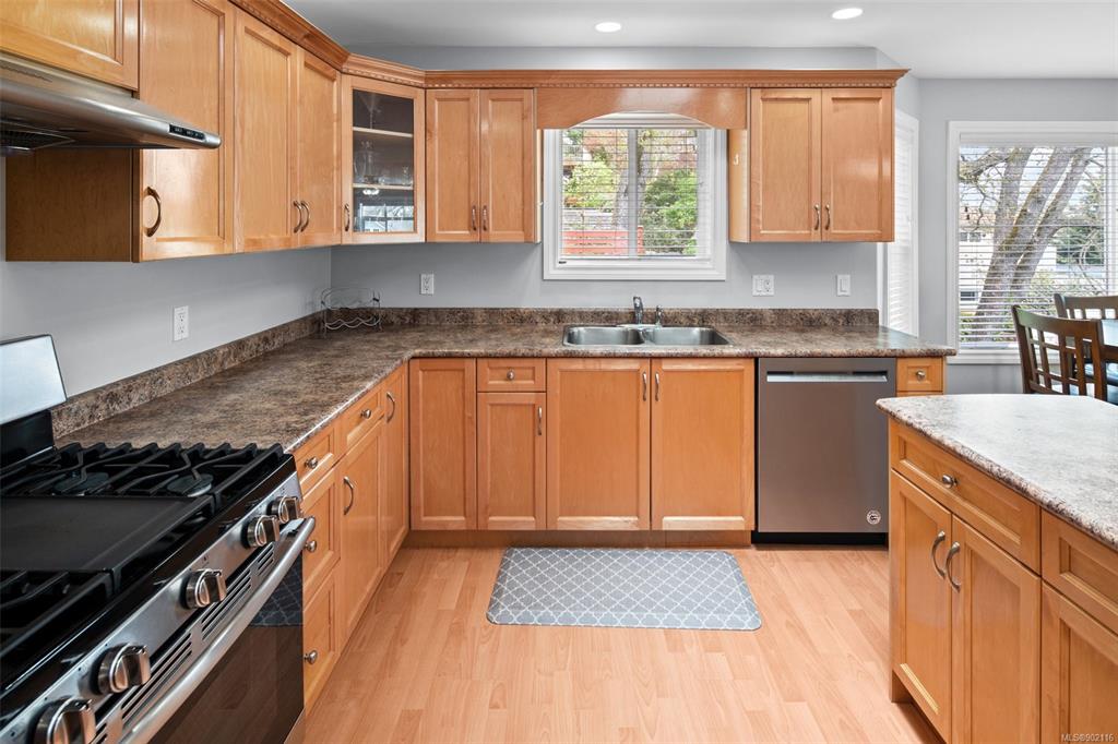 1417 Nev Place, Saanich, BC, V8P 5V6 - 2