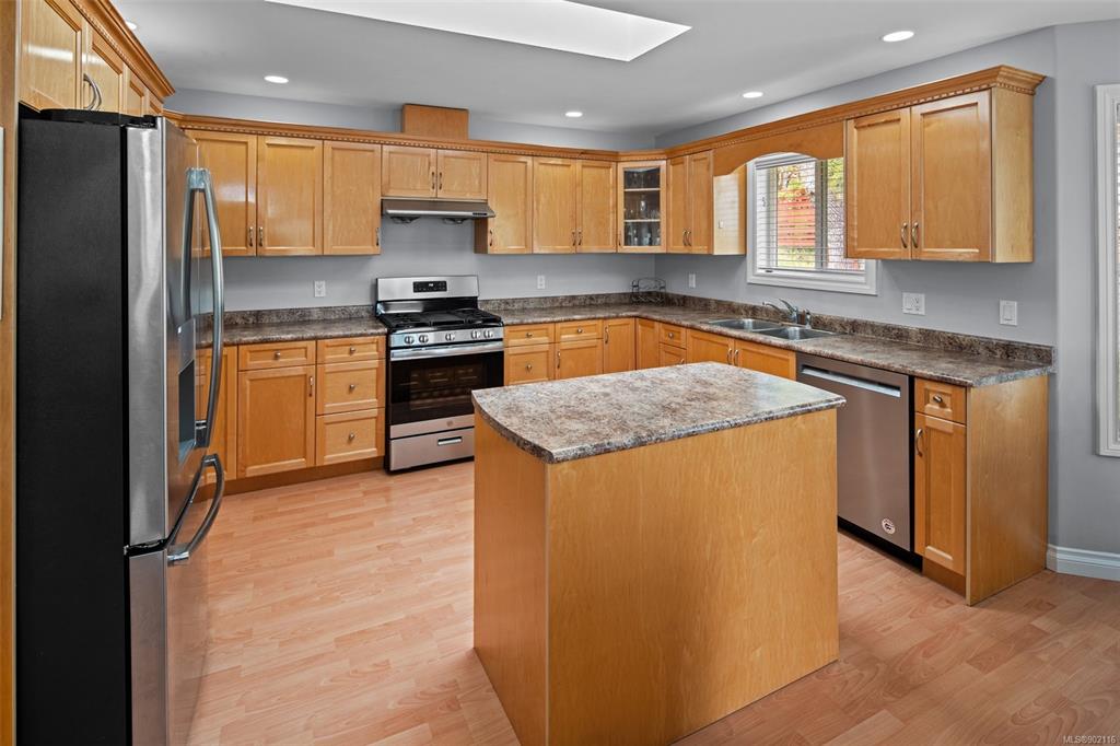 1417 Nev Place, Saanich, BC, V8P 5V6 - 3