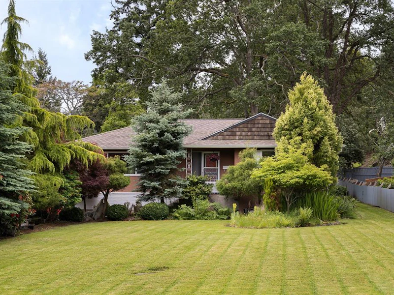 1569 Cedarglen Road, Saanich BC V8N 2B1