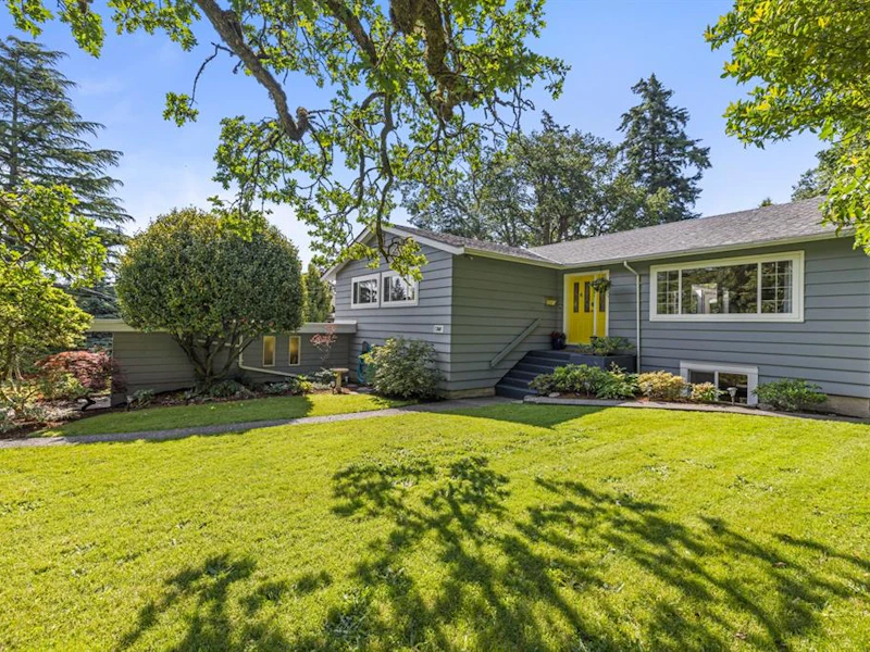 1565 Cedarglen Road, Saanich BC V8N 2B1