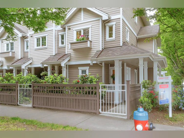 9-1870 Cook Street, Victoria, BC, V8T 3P6