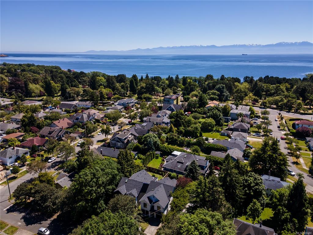 1455 Clifford Street, Victoria, BC, V8S 1M1 - 2