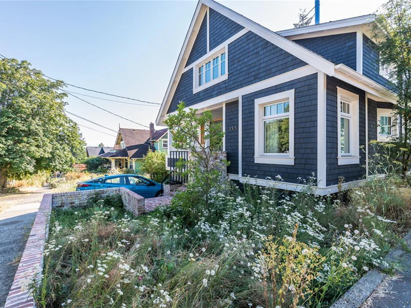 2654 Fernwood Road, Victoria BC V8T 3A2