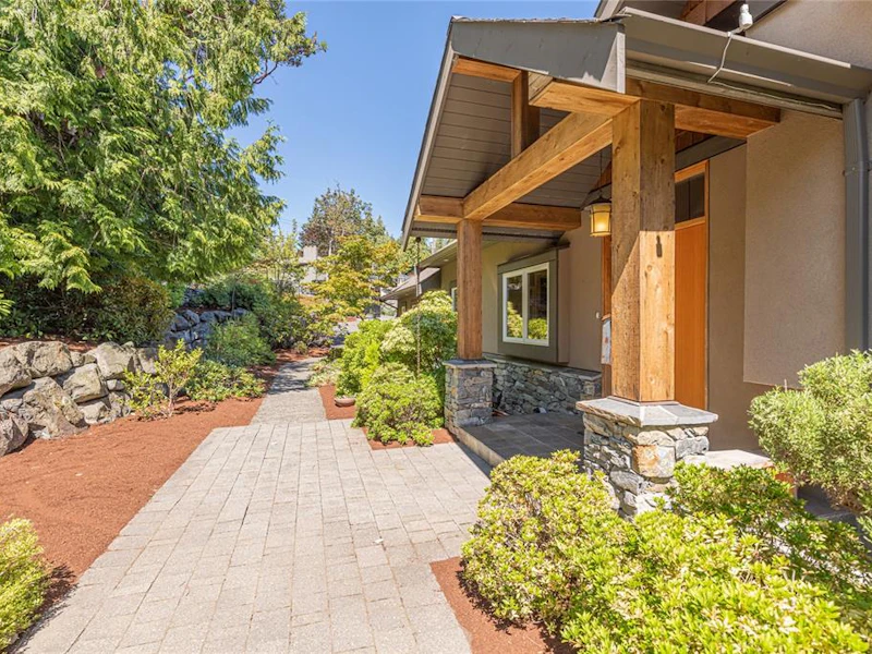 3953 Locarno Lane, Saanich BC V8N 3Z9