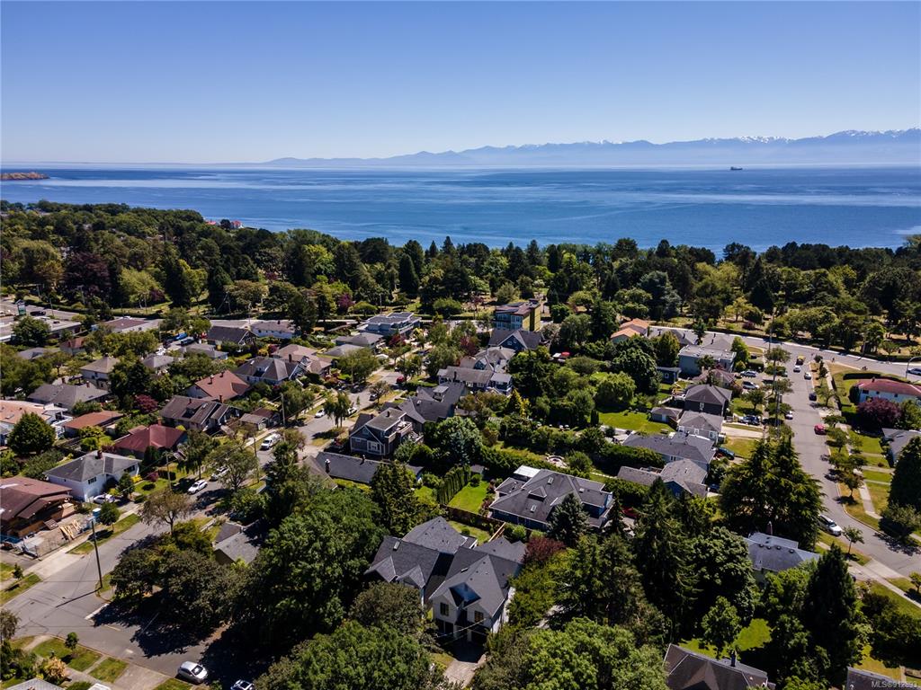 1455 Clifford Street, Victoria, BC, V8S 1M1 - 2