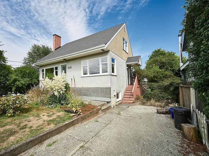 9675 Fourth Street, Sidney BC V8L 2Y8