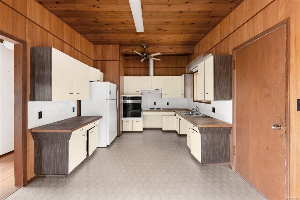 8680 Lochside Drive, North Saanich, BC, V8L 1M7 - 8