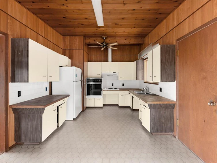 8680 Lochside Drive, North Saanich, BC, V8L 1M7 - 8